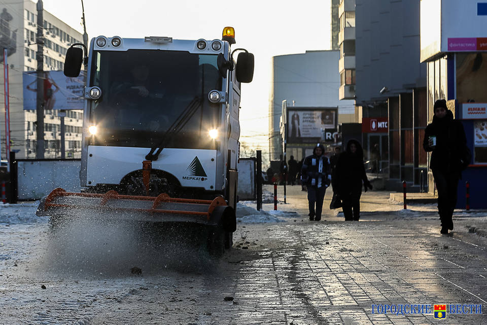 В Волгограде 70 спецмашин устраняют последствия ночного снегопада