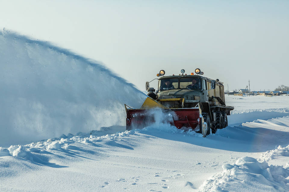 На трассах Волгоградской области устраняют последствия снежной бури