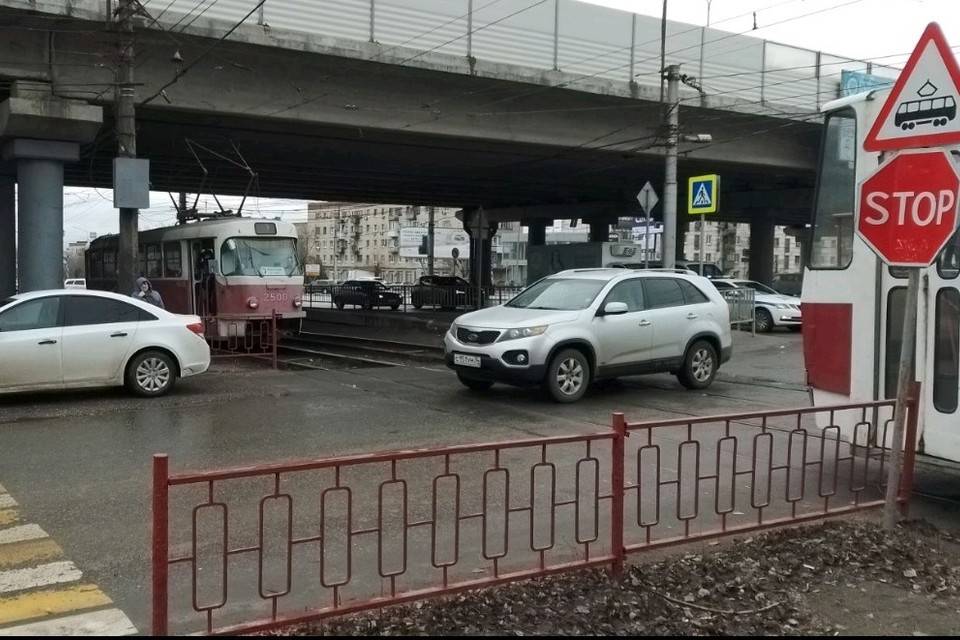 На западе Волгограда мужчина на электросамокате остановил трамвай