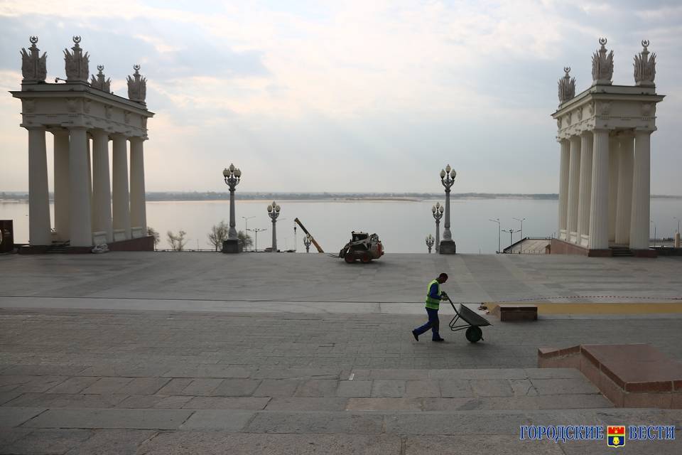 Специалисты обследуют лестницу на набережной Волгограда