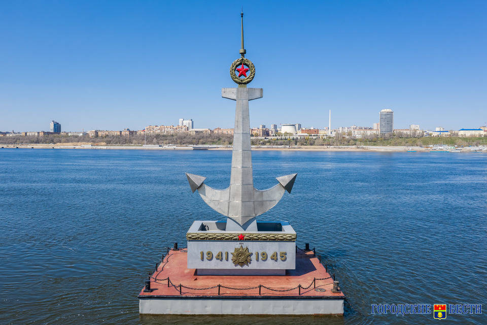 В Волгограде установили плавучий памятник волжским речникам