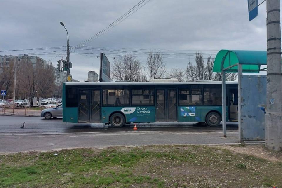 На западе Волгограда при движении автобуса упала 73-летняя женщина