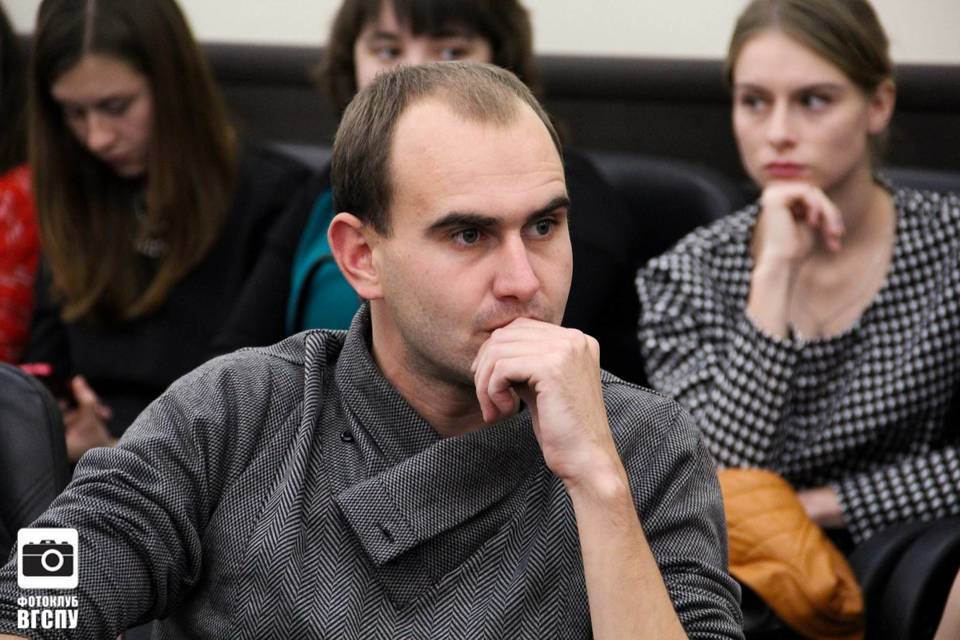 В Волгограде ведущий «Европы Плюс» Максим Рогачев впал в кому после трагедии на стройбазе