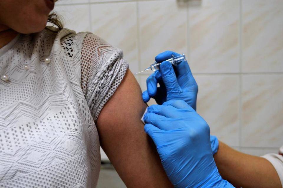 Половина сотрудников ПривЖД привита первым компонентом вакцины от коронавируса