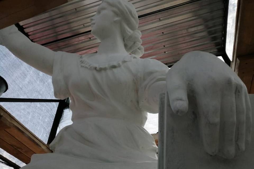 Второе рождение: завершается реставрация скульптур на крыше НЭТа в Волгограде