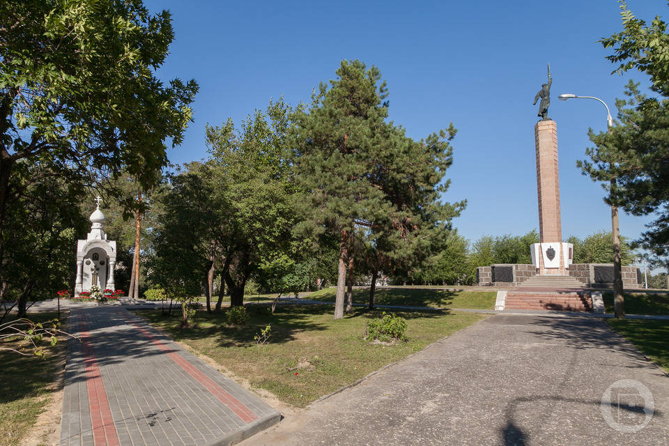 Площадь Чекистов в Волгограде дополнительно украсят 195 деревьев и кустарников