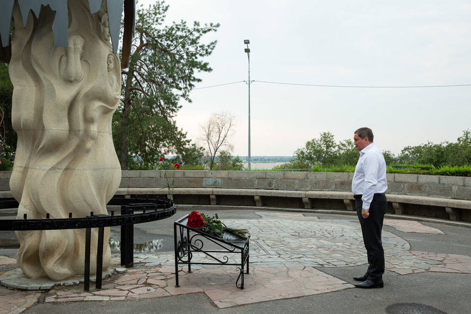 Губернатор Андрей Бочаров почтил память жертв бомбардировки Сталинграда