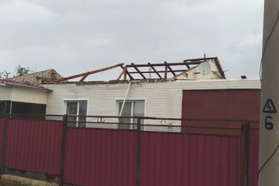 Под Волгоградом шквалистый ветер повредил крыши почти у двух десятков домов