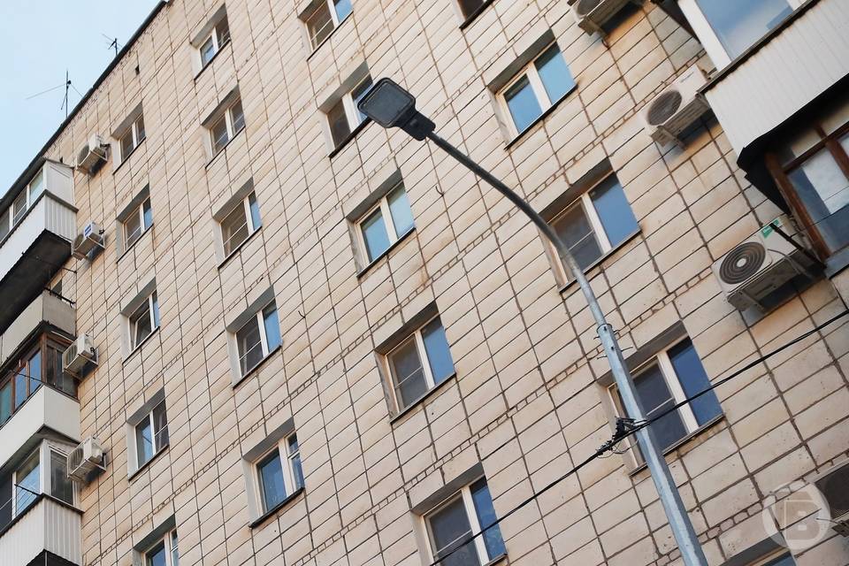 Мужчину, сидевшего на краю балкона на 14-м этаже, спасли в Волгограде