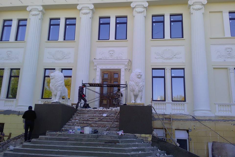 В Волгограде у НЭТа отреставрировали скульптуры львов