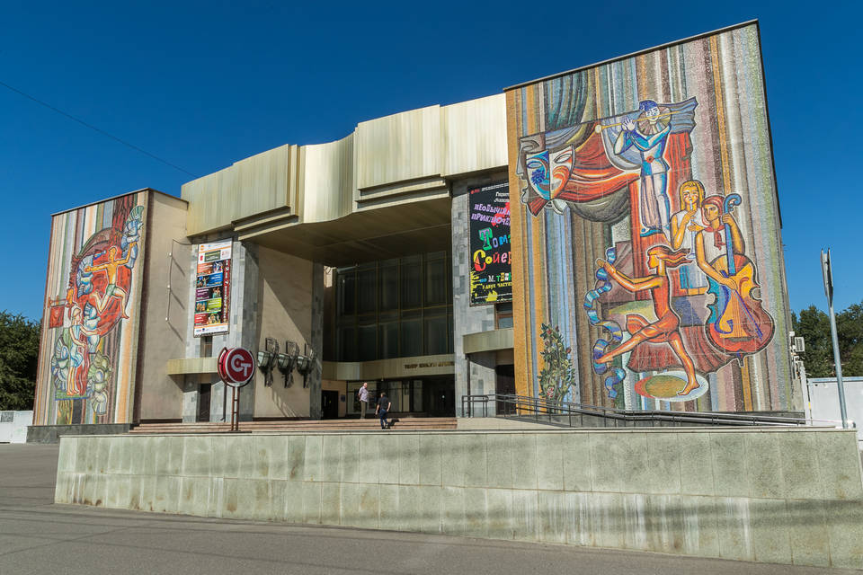 В Волгограде ремонт Театра юного зрителя начался с фасада