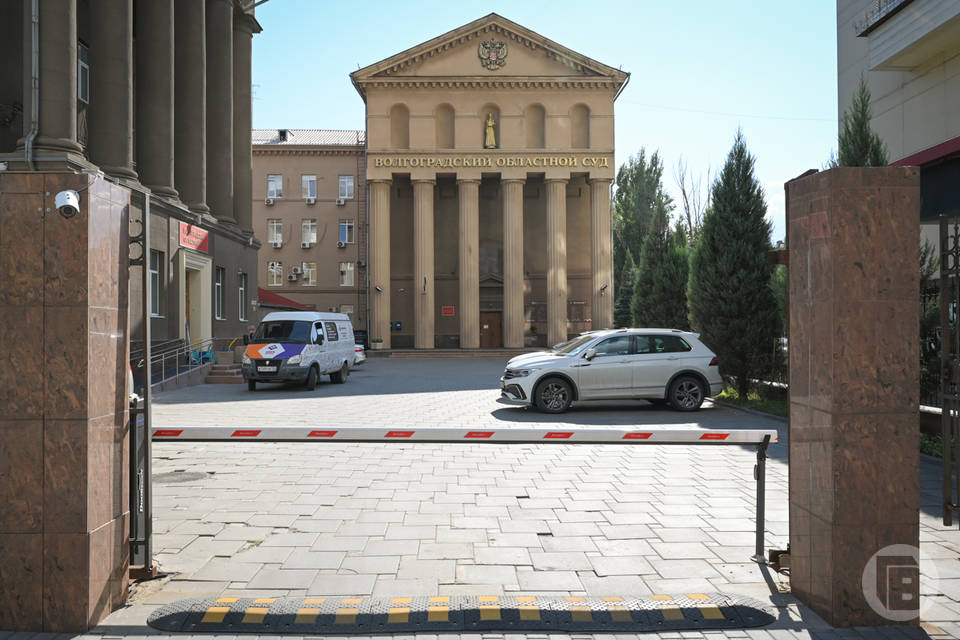 «Ударил в шею куском стекла»: в Волгограде суд не смягчил приговор 40-летнему поджигателю и убийце