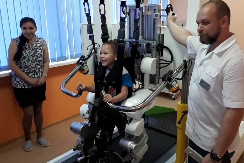 В Волгоградской области уникальный робот помогает юным пациентам встать на ноги