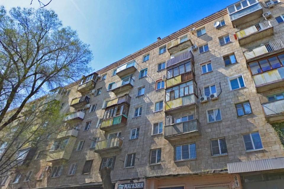 В Волгограде УК обследует аварийные балконы полувекового дома на проспекте Ленина