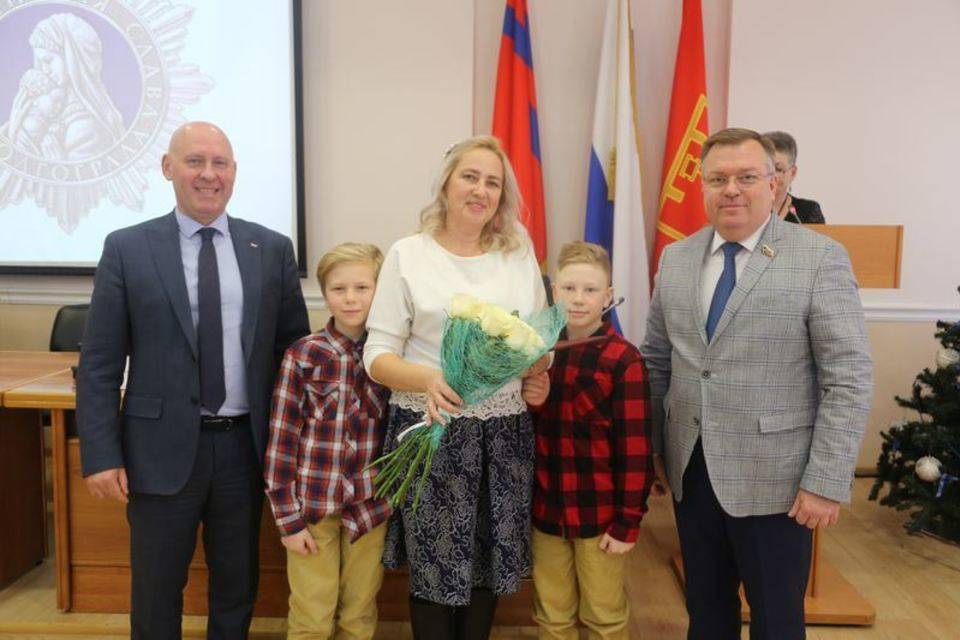 В Волгограде семи многодетным семьям вручены почетные награды города