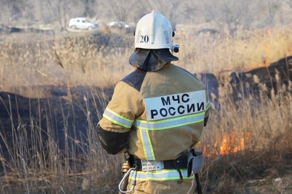 В Волгоградской области большой дом сгорел как спичка