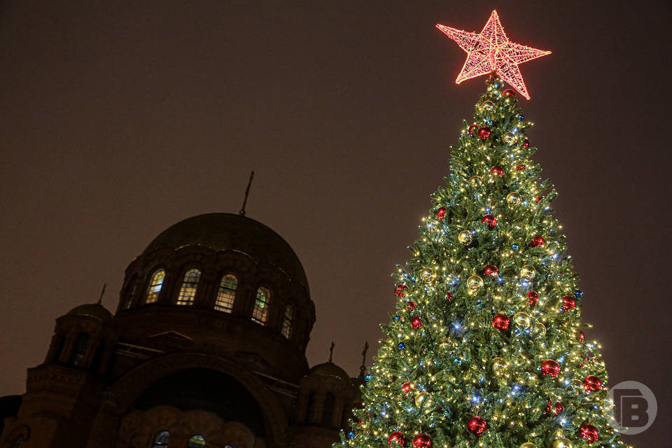 Где и сколько в районах Волгограда появится по-новогоднему украшенных елок