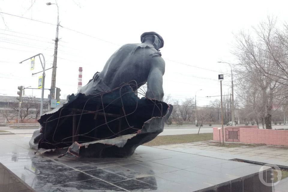Вандалы разодрали в парке Волгограда металлический памятник морякам