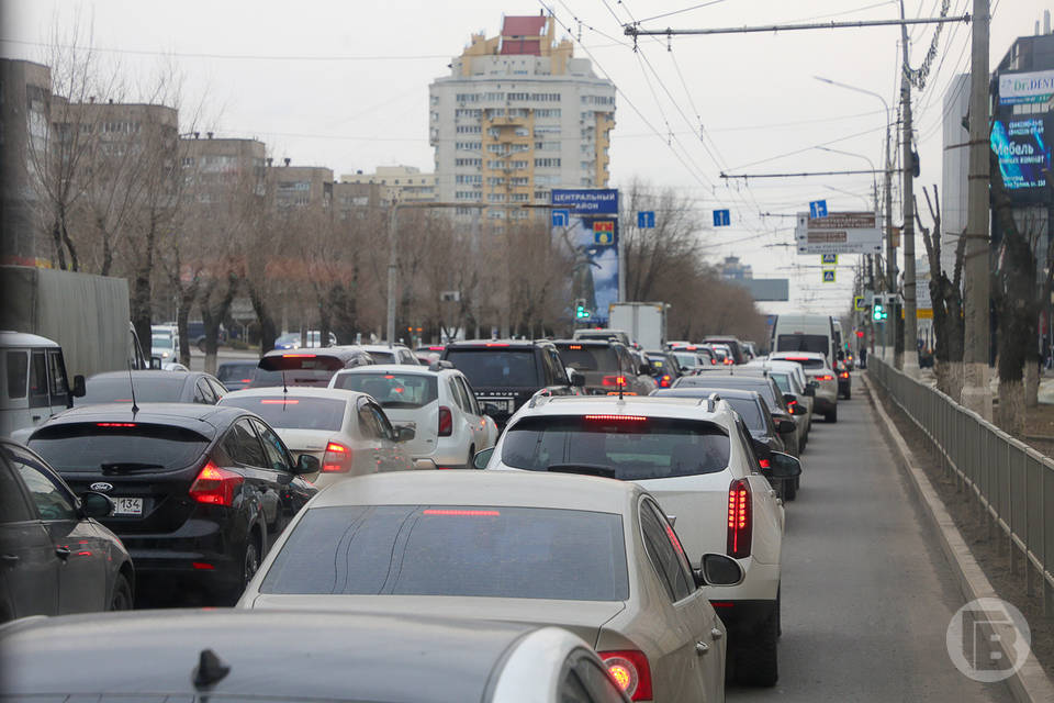 На противогололедную обработку дорог в Волгограде выгнали спецтехнику
