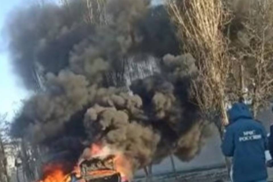 В Волгограде на Электролесовской вспыхнула и полностью сгорела иномарка