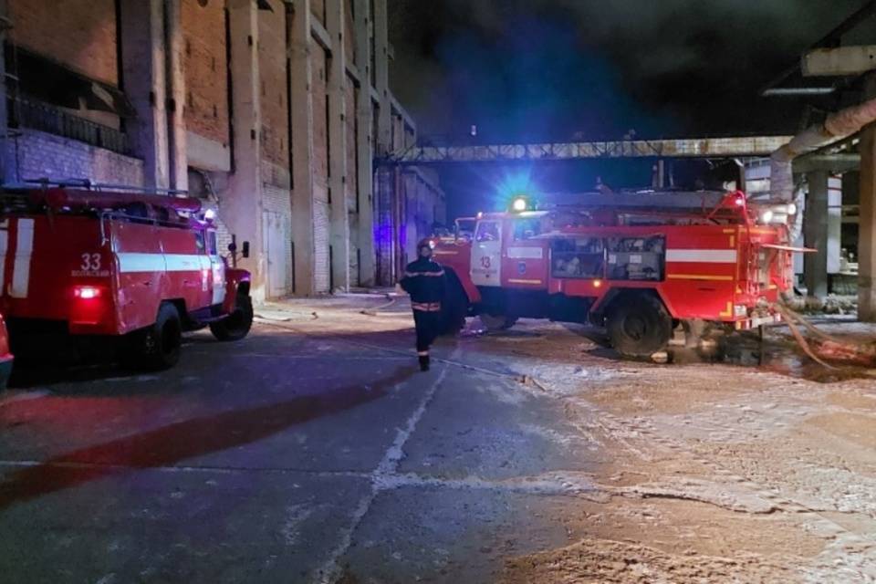 В городе Волжском загорелось здание ТЭЦ
