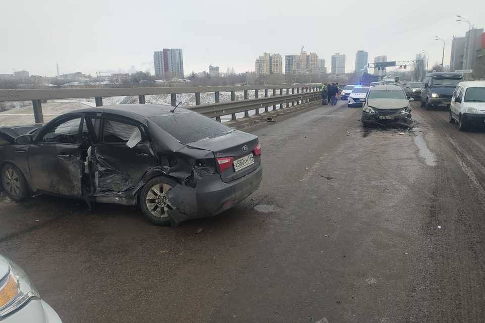 Из-за ДТП на танцующем мосту в Волгограде образовалась пробка