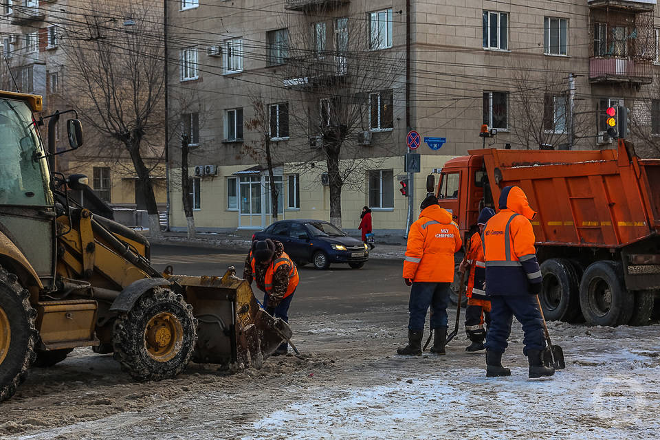 Со снегопадом в Волгограде борются больше 1800 работников коммунальных служб