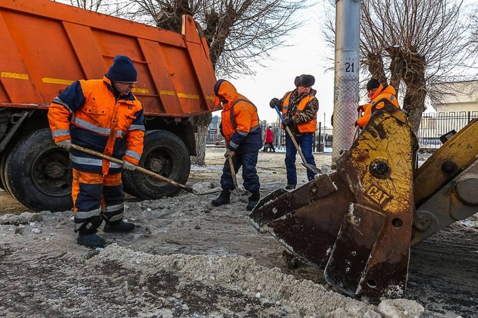 1800 дворников вышли на борьбу со снегопадом в Волгограде