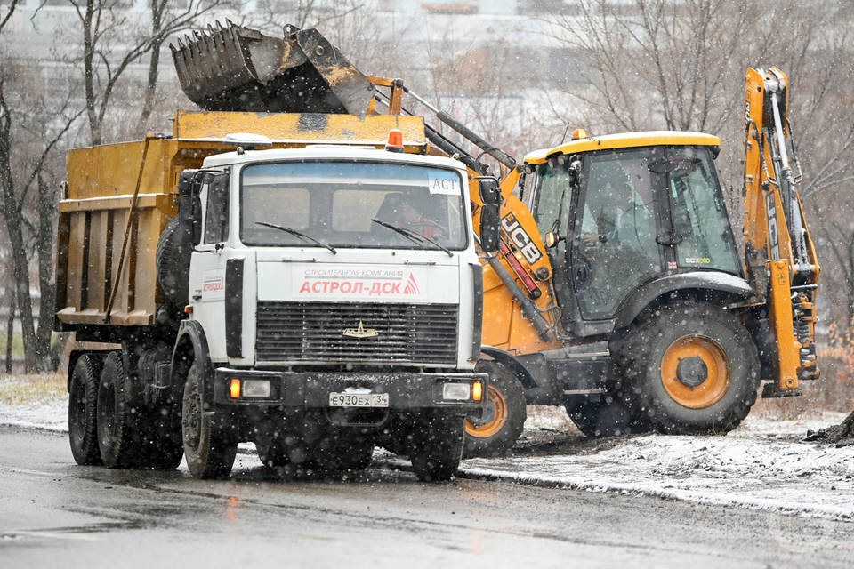 В Волгограде продолжают очищать улицы от последствий обильного снегопада