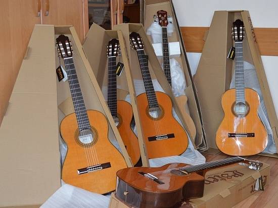 Волгоградские школы искусств получат более 40 музыкальных инструментов
