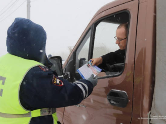 Волгоградские госавтоинспекторы напомнили  водителям о соблюдении дистанции