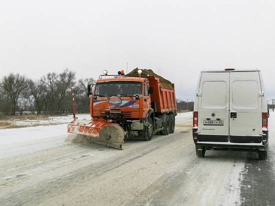 Почти 400 единиц техники убирает снег на трассах Волгоградской области
