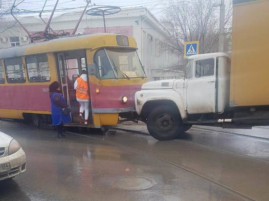 В Волгограде грузовик протаранил трамвай