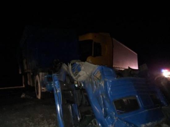 Под Волгоградом в ДТП с 3 грузовиками пострадал 26-летний мужчина