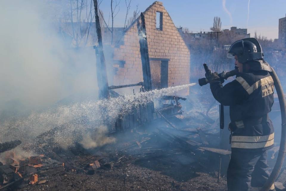 В Волгограде в ночном пожаре погиб неизвестный мужчина