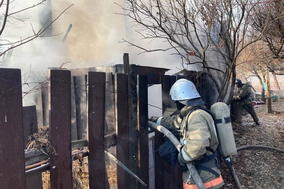 Под Волгоградом при пожаре в садовом домике сгорел неизвестный мужчина
