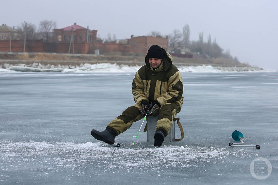Жителям Волгограда и области напомнили об опасностях зимней рыбалки