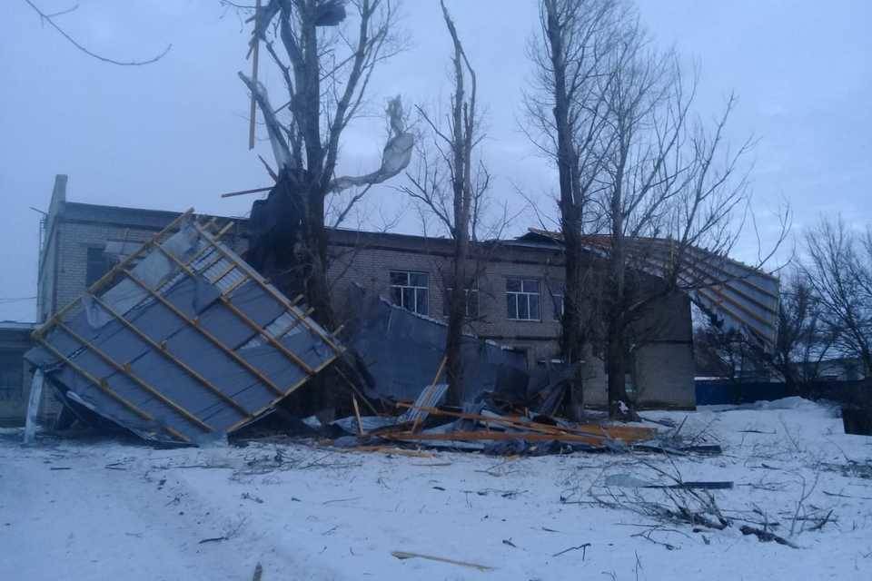 Под Волгоградом ураган снес крышу со спортзала сельской школы