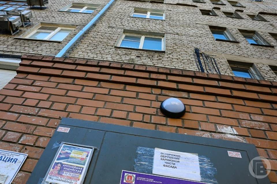 В Волгограде пожар в подвале выгнал на улицу жильцов дома