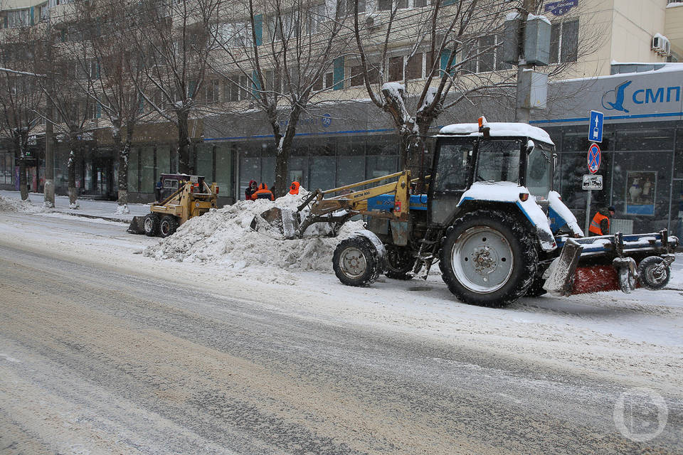В Волгограде снегопад обязал дорожников расчищать городские трассы