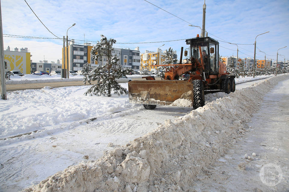 На дороги Волгоградской области высыпали 1,7 тысяч тонн реагентов