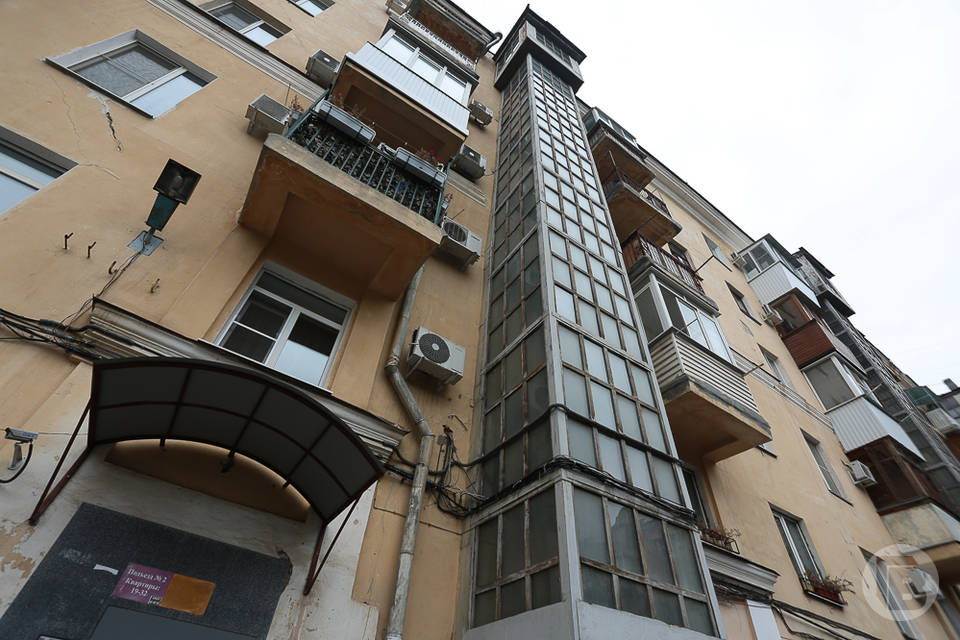 В Волгограде упала часть балкона в доме по улице Мира
