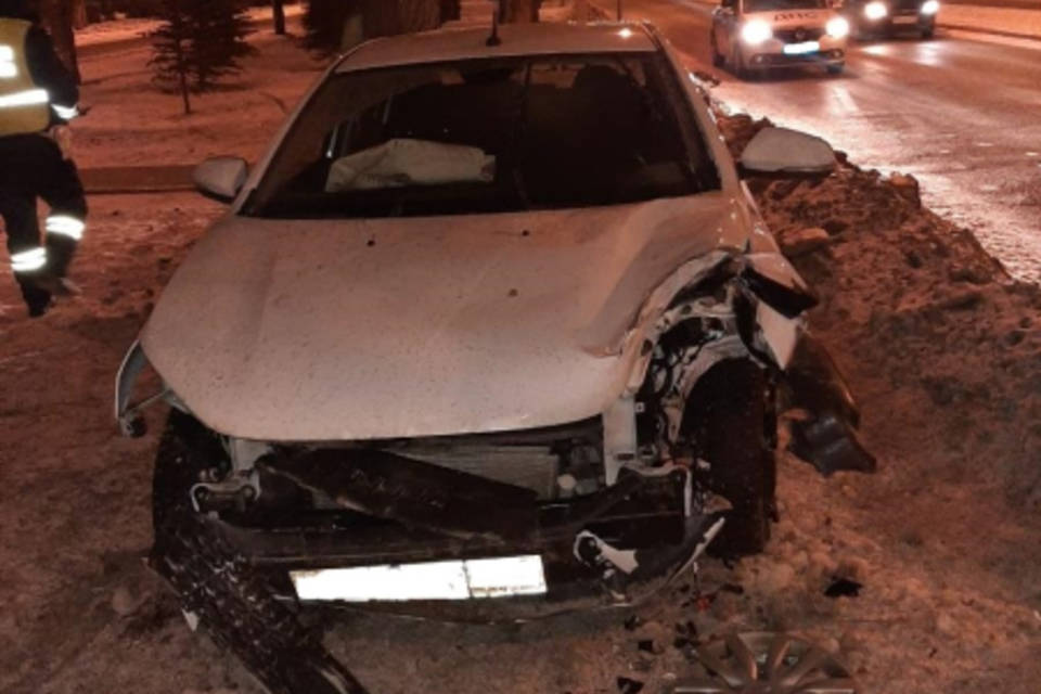 В Волжском ночью пьяный 27-летний таксист протаранил дерево