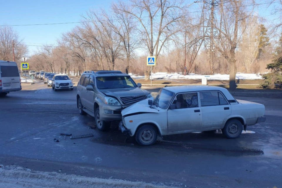 Под Волгоградом в ДТП с внедорожником пострадал 80-летний водитель