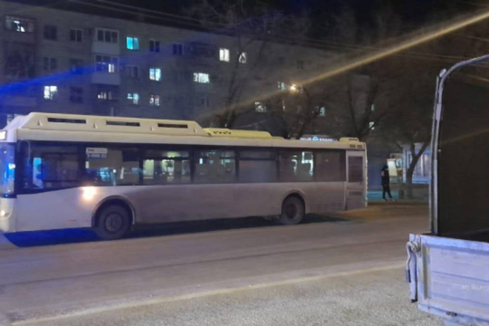 На юге Волгограда во время экстренного торможения пострадал пассажир автобуса