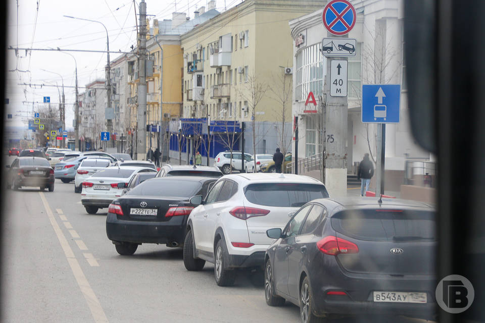 В Волгограде ввели ограничение на стоянку машин