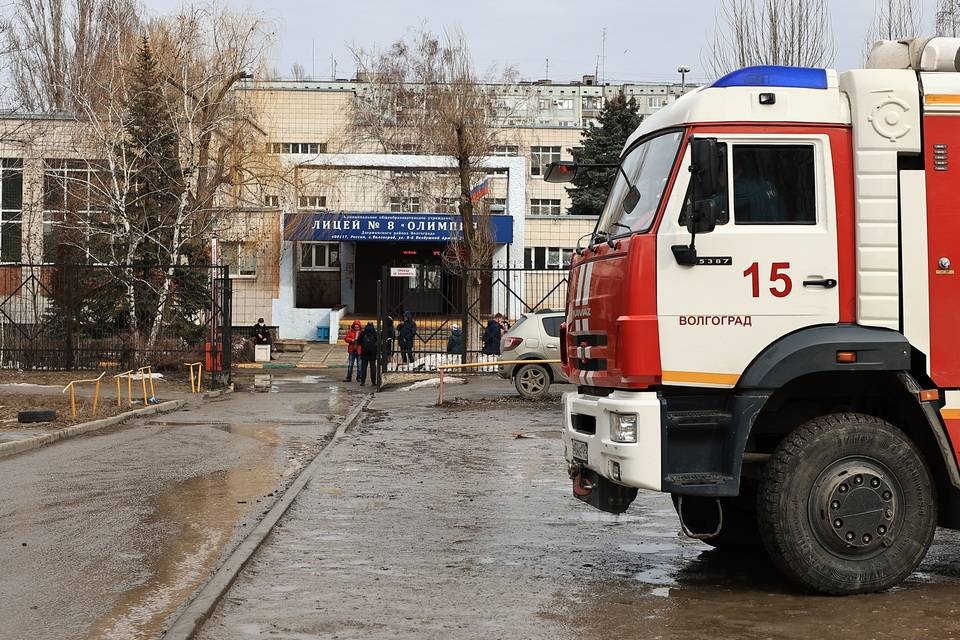 В Волгограде десятки школ и гимназий эвакуировали учащихся