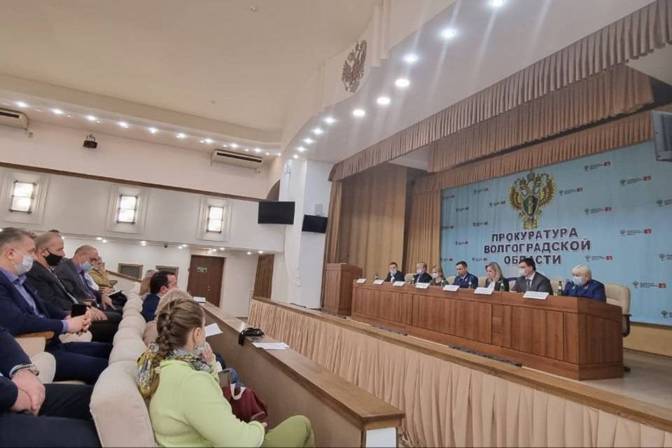 Волгоградский прокурор потребовал от банкиров и производителей соблюдать интересы жителей