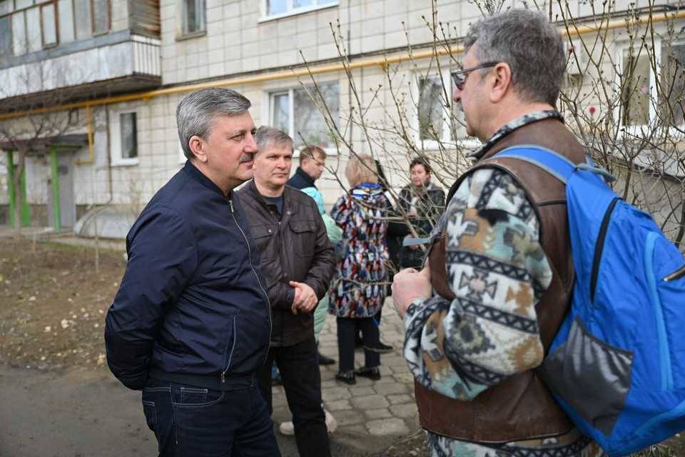 Глава Волгограда вместе с жителями проинспектировал дворы Ангарского поселка