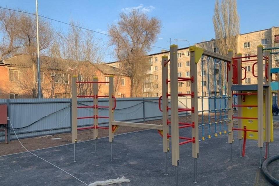 Две беседки и 20 лавочек появятся рядом с возводимой на юге Волгограда школой